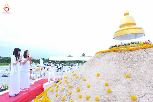 ภาพ No.346653:วันอาทิตย์ที่ 30 สิงหาคม พ.ศ.2569 พิธีทอดผ้าป่า สวดธรรมจักรกัปปวัตนสูตรกลั่นแผ่นดินโปรยรัตนชาติ  สถาปนาองค์พระเจดีย์เพื่อสร้างสันติภาพโลก  ณ ศูนย์ปฏิบัติธรรมพนมสารคาม (เพชรตะวัน) จังหวัดฉะเชิงเทรา