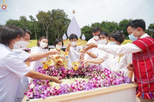 ภาพ No.50702:ประมวลภาพพิธีตักบาตร ณ วัดแม่แพ จ.แม่ฮ่องสอน เนื่องในวันธรรมชัย