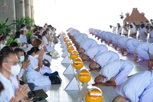 ภาพ No.47609:ประมวลภาพพิธีขอขมาและมอบผ้าไตร โครงการบรรพชาอุปสมบทหมู่ รุ่นเข้าพรรษา 2565