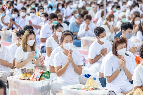 ภาพ No.49561:ประมวลภาพพิธีตักบาตรพระสงฆ์ 1,091 รูป เนื่องในวันแม่แห่งชาติ ณ ตลาดจัมโบ้ ชุดที่ 2