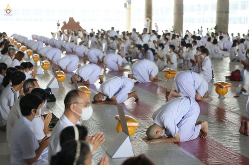 ภาพ No.47612:ประมวลภาพพิธีขอขมาและมอบผ้าไตร โครงการบรรพชาอุปสมบทหมู่ รุ่นเข้าพรรษา 2565