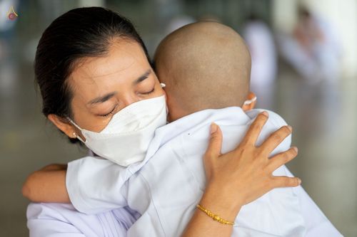 ภาพ No.44285:ประมวลภาพพิธีเวียนประทักษิณ, พิธีวันทาพระมหาธรรมกายเจดีย์ และพิธีขอขมารับผ้าไตร โครงการบวชภาคฤดูร้อน พ.ศ. 2565