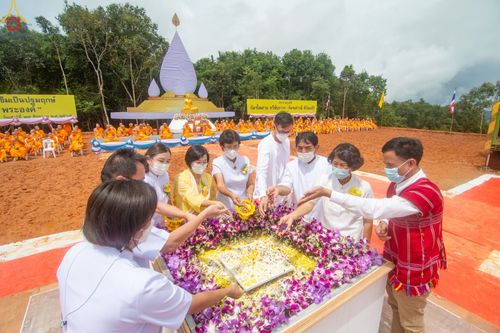 ภาพ No.50704:ประมวลภาพพิธีตักบาตร ณ วัดแม่แพ จ.แม่ฮ่องสอน เนื่องในวันธรรมชัย