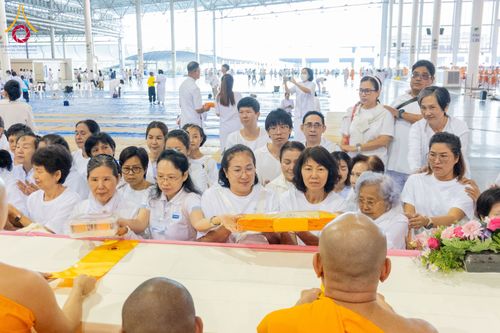 ภาพ No.279102:วันที่ 2 มกราคม พ.ศ.2569 พิธีถวายภัตตาหารเป็นสังฆทาน แด่พระธรรมยาตรา ณ วัดพระธรรมกาย ปทุมธานี ในโครงการธรรมยาตรา กตัญญูบูชา มหาปูชนียาจารย์ พระมงคลเทพมุนี(สด จนฺทสโร) พระผู้ปราบมาร อนุสรณ์สถาน 7 แห่ง ปีที่ 14