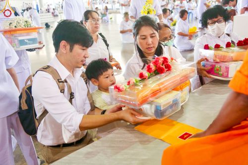 ภาพ No.105438:พิธีปฏิบัติธรรมและพิธีบูชาข้าวพระ ในวันจันทร์ที่ 1 มกราคม พ.ศ. 2567 ณ สภาธรรมกายสากล วัดพระธรรมกาย