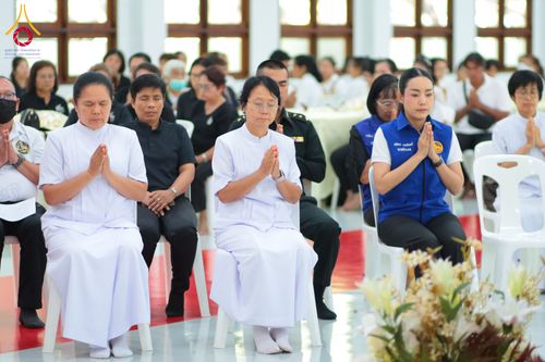 ภาพ No.327420:วันศุกร์ที่ 1 พฤษภาคม พ.ศ. 2569 รวมใจพสกนิกรชาวอำเภอคลองหลวง ประดิษฐ์ดอกไม้จันทน์ เพื่อใช้ในพิธีถวายดอกไม้จันทน์ในงานพระราชพิธีถวายพระเพลิงพระบรมศพ สมเด็จพระนางเจ้าสิริกิติ์ พระบรมราชินีนาถ พระบรมราชชนนีพันปีหลวง ณ วัดพระธรรมกาย