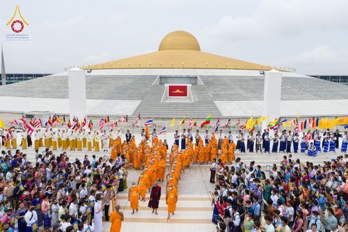 ภาพ No.52124:ประมวลภาพพิธีตักบาตรมิตรภาพไทย-เมียนมาร์ 105 รูป ณ วัดพระธรรมกาย