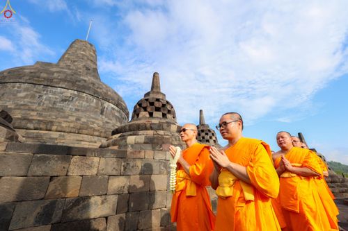 ภาพ No.330033:วันที่ 27-29 พฤษภาคม พ.ศ.2569 MBMI Tangerang (Majelis Agama Buddha Mahanikaya) ได้มีการเตรียมงานเพื่อจัดงานวิสาขบูชานานาชาติ  ชึ่งในงานจะมีการจุดประทีปโคมลาน โคมลอย กว่า 20,000 ดวง  เพื่อน้อมถวายเป็นพุทธบูชา และเพื่อเป็นการกระชับสัมพันธมิตรภาพ