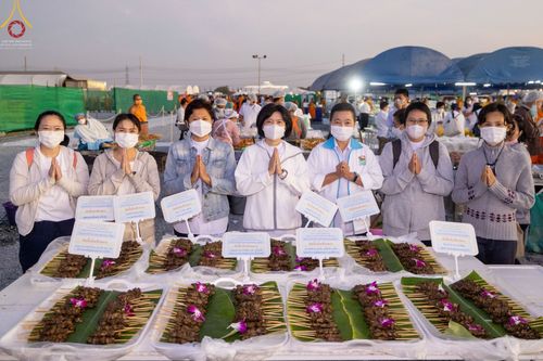 ภาพ No.74913:พิธีถวายภัตตาหารเป็นสังฆทาน แด่คณะพระธรรมยาตราฯ ในโครงการธรรมยาตรากตัญญูบูชา มหาปูชนียาจารย์ พระมงคลเทพมุนี(สด จนฺทสโร) พระผู้ปราบมาร อนุสรณ์สถาน 7 แห่ง ปีที่ 11 วันที่ 29 มกราคม พ.ศ. 2566