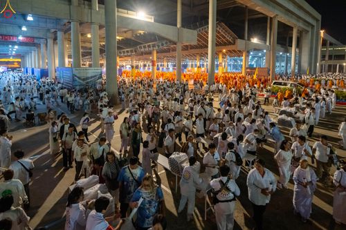 ภาพ No.280414:วันที่ 31 ธันวาคม พ.ศ.2568 -วันที่ 1 มกราคม พ.ศ.2569 พิธีฉลองชัยสวดมนต์บทธัมมจักกับปปวัตนสูตร ครบ 8,000,000,000 จบ , พิธีสวดมนต์ข้ามปี ณ วัดพระธรรมกาย