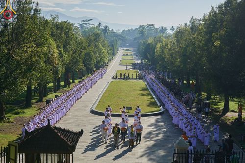 ภาพ No.68167:พิธีเวียนประทักษิณ และวันทาพระมหาเจดีย์บรมพุทโธ ของนาคธรรมทายาท ประเทศอินโดนีเซีย วันที่ 17 ธันวาคม พ.ศ. 2565