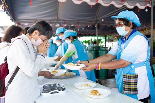 ภาพ No.69413:พิธีจุดประทีปถวายเป็นพุทธบูชา และบูชาธรรมมหาปูชนียาจารย์ ในโครงการธรรมยาตรากตัญญูบูชา มหาปูชนียาจารย์ พระมงคลเทพมุนี(สด จนฺทสโร) พระผู้ปราบมาร ปีที่ 11 ณ อนุสรณ์สถานมหาวิหารพระมงคลเทพมุนี อ.สองพี่น้อง จ.สุพรรณบุรี