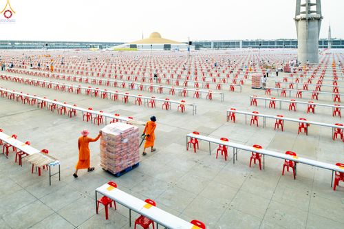 ภาพ No.322537:วันที่ 17 เมษายน พ.ศ.2569 การเรียงกล่องไทยธรรม เรียงน้ำดื่ม เรียงร่ม ณ ลานธรรมพระมหาธรรมกายเจดีย์ เพื่องานถวายมหาสังฆทาน 40,000 กว่าวัดทั่วประเทศ วันคุ้มครองโลก 22 เมษายน พ.ศ.2569 วัดพระธรรมกาย