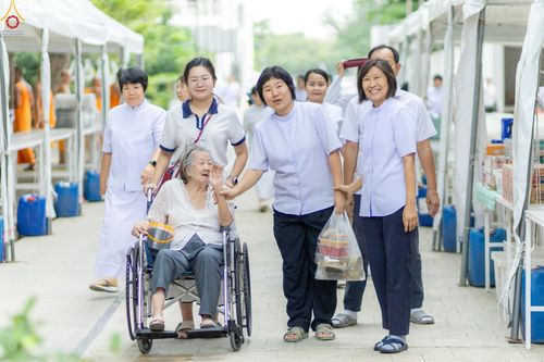 ภาพ No.330480:วันที่ 30 พฤษภาคม พ.ศ.2569 พิธีตัดปอยผมและปลงผม อุบาสกอุปสมบทอุทิศชีวิต 11 ท่าน (ภาพชุดที่ 2) ณ โบสถ์พระไตรปิฎก วัดพระธรรมกาย จังหวัดปทุมธานี