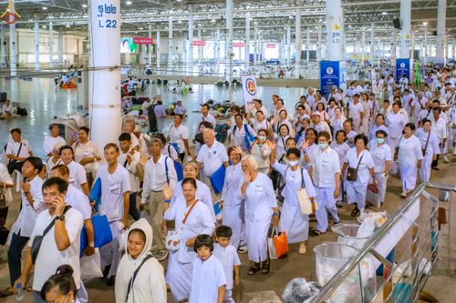 ภาพ No.324403:วันที่ 22 เมษายน พ.ศ.2569 (วันคุ้มครองโลก) งานถวายมหาสังฆทาน 40,000 กว่าวัดทั่วประเทศ บรรยากาศพระสังฆาธิการและสาธุชน  เดินทางเข้าลานธรรม วัดพระธรรมกาย