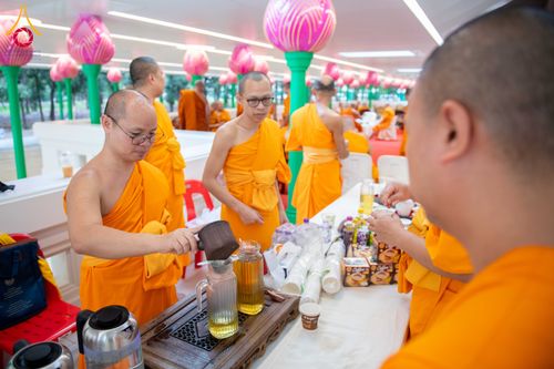 ภาพ No.308954:วันอาทิตย์ที่ 8 กุมภาพันธ์ พ.ศ. 2569  พิธีต้อนรับพระบัญชาสมเด็จพระสังฆราช แต่งตั้ง  “พระครูปลัดรัตนวีรวัฒน์” (รังสฤษดิ์ อิทฺธิจินฺตโก) เจ้าอาวาสวัดพระธรรมกาย ให้ดำรงตำแหน่ง “ที่ปรึกษาเจ้าคณะจังหวัดปทุมธานี”