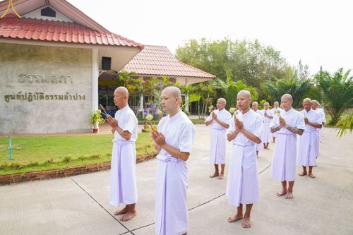 ภาพ No.65417:พิธีขอขมาผู้ปกครอง โดยนาคธรรมทายาท ในโครงการอุปสมบทบูชาธรรม มหาปูชนียาจารย์ประจำปี 2565 วันที่ 19 พฤศจิกายน พ.ศ. 2565 ณ ศูนย์ปฏิบัติธรรมลำปาง