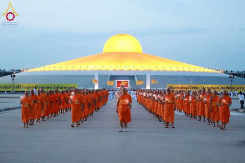 ภาพ No.286711:วันอาสาฬหบูชา วันพฤหัสบดีที่ 10 กรกฏาคม พ.ศ.2568  พิธีเวียนประทักษิณรอบพระมหาธรรมกายเจดีย์ , พิธีฉลองชัยสวดมนต์บทธัมมจักกัปปวัตตนสูตร ครบ 7,520,000,000 จบ ณ มหารัตนวิหารคด วัดพระธรรมกาย