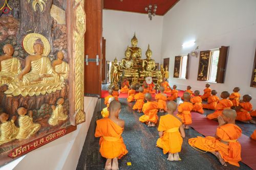 ภาพ No.317986:วันพฤหัสบดีที่ 2 เมษายน พ.ศ.2569 พิธีปลงผม , พิธีขอขมามอบบาตรและผ้าไตร , พิธีบรรพชาสามเณร จำนวน 28 รูป   ณ วัดโซกเป็ดอภิญญาโณ ต.เมืองเก่า อ.เมือง จ.สุโขทัย