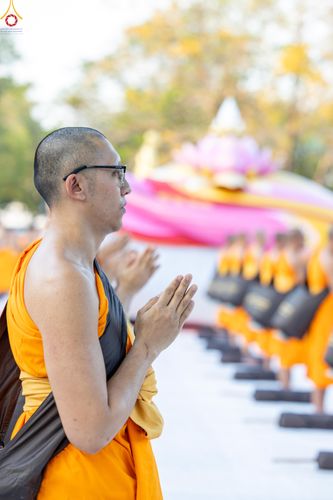 ภาพ No.281679:วันที่ 24 ธันวาคม พ.ศ.2568 พระธรรมยาตรา ปฏิบัติธรรม และถ่ายภาพหมู่ประวัติศาสตร์ ณ ลานหน้ามหาวิหารพระมงคลเทพมุนีฯ วัดพระธรรมกาย