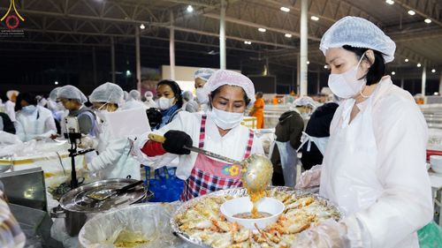 ภาพ No.75097:พิธีถวายภัตตาหารเป็นสังฆทาน แด่คณะพระธรรมยาตราฯ ในโครงการธรรมยาตรากตัญญูบูชา มหาปูชนียาจารย์ พระมงคลเทพมุนี(สด จนฺทสโร) พระผู้ปราบมาร อนุสรณ์สถาน 7 แห่ง ปีที่ 11 วันที่ 31 มกราคม พ.ศ. 2566