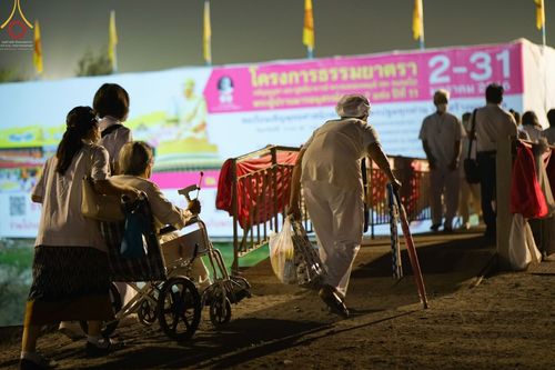 ภาพ No.70492:พิธีตักบาตรพระธรรมยาตราฯ ในโครงการธรรมยาตรากตัญญูบูชา มหาปูชนียาจารย์ พระมงคลเทพมุนี(สด จนฺทสโร) พระผู้ปราบมาร ปีที่ 11 ณ อนุสรณ์สถานลำดับที่ 2 สถานที่ตั้งมโนปณิธานบวชตลอดชีวิต อนุสรณ์สถานคลองบางนางแท่น อ.สามพราน จ.นครปฐม วันที่ 14 มกราคม พ.ศ. 2566