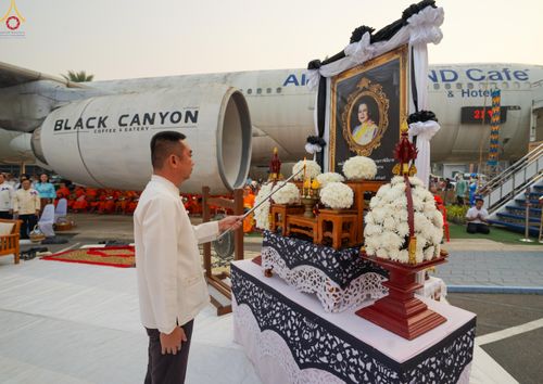 ภาพ No.321010:วันอาทิตย์ที่ ๑๒ เมษายน พ.ศ ๒๕๖๙ พิธีตักบาตรปี๋ใหม่เมืองพระภิกษุสงฆ์ ๓๓๙ รูป  อุทิศถวายพระราชกุศลสมเด็จพระนางสิริกิติ์  พระบรมราชินีนาถ พระบรมราชชนนีพันปีหลวง และฉลองเมืองแม่แตงครบรอบ ๑๑๙ ปี ณ ลานโรงแรมแอร์ไดมอนด์ อำเภอแม่แตง จังหวัดเชียงใหม่