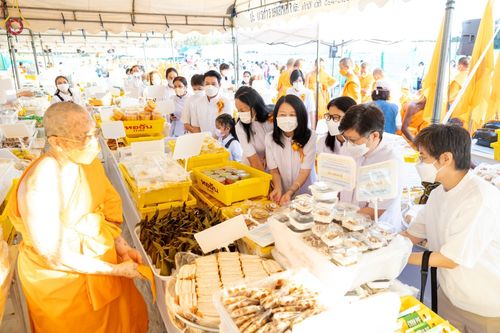 ภาพ No.72514:พิธีถวายภัตตาหารเป็นสังฆทาน แด่คณะพระธรรมยาตราฯ ในโครงการธรรมยาตรากตัญญูบูชา มหาปูชนียาจารย์ พระมงคลเทพมุนี(สด จนฺทสโร) พระผู้ปราบมาร อนุสรณ์สถาน 7 แห่ง ปีที่ 11 วันที่ 19 มกราคม พ.ศ. 2566