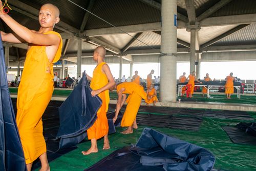 ภาพ No.322345:วันที่ 16 เมษายน พ.ศ.2569 การจัดเตรียมเบาะรองนอน เช็ดทำความสะอาด  เพื่องานถวายมหาสังฆทาน 40,000 กว่าวัดทั่วประเทศ วันคุ้มครองโลก 22 เมษายน พ.ศ.2569 วัดพระธรรมกาย