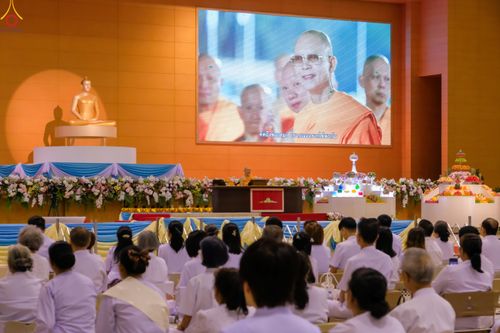 ภาพ No.311629:วันอาทิตย์ต้นเดือนที่ 1 มีนาคม พ.ศ.2569 สัมมนาพิเศษ พิธีมอบรูปหล่อโลหะหลวงปู่วัดปากน้ำ พระมงคลเทพมุนี พิธีมุทิตาสักการะในโอกาสพระครูปลัดรัตนวีรวัฒน์(รังสฤษดิ์ อิทธิจินฺตโก) เจ้าอาวาสวัดพระธรรมกาย  ดำรงตำแหน่งเป็น “ที่ปรึกษาเจ้าคณะจังหวัดปทุมธานี”  ณ ห้อง