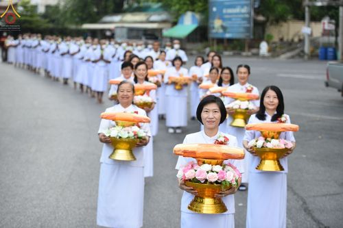ภาพ No.65505:พิธีเวียนประทักษิณ และขอขมามอบผ้าไตร รุ่นบูชาธรรมมหาปูชนียาจารย์  ปี ๒๕๖๕ ณ วัดพระพุทธบาทราชวรมหาวิหาร  อ.พระพุทธบาท จ.สระบุรี วันเสาร์ที่ ๒๐ พฤศจิกายน พ.ศ. ๒๕๖๕