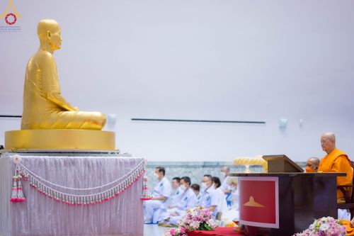 ภาพ No.89216:พิธีประดิษฐานรูปหล่อทองคำ  คุณยายอาจารย์มหารัตนอุบาสิกาจันทร์ ขนนกยูง ภายในมหาวิหารคุณยายอาจารย์ฯ เนื่องในวันครูผู้ค้นพบวิชชาธรรมกาย วันศุกร์ที่ 29 กันยายน พ.ศ. 2566 ณ วัดพระธรรมกาย จ.ปทุมธานี