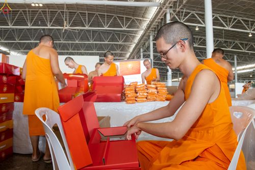 ภาพ No.322084:วันที่ 14 เมษายน พ.ศ.2569 การเตรียมกล่องไทยธรรม วันสุดท้าย เพื่องานถวายมหาสังฆทาน 40,000 กว่าวัดทั่วประเทศ วันคุ้มครองโลก 22 เมษายน พ.ศ.2569 วัดพระธรรมกาย