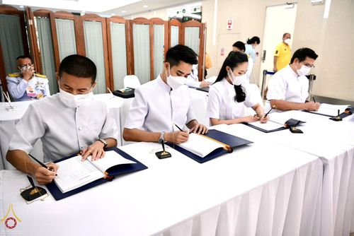 ภาพ No.67584:ผู้แทนคณะศิษยานุศิษย์วัดพระธรรมกาย ลงนามถวายพระพร สมเด็จพระเจ้าลูกเธอ เจ้าฟ้าพัชรกิติยาภา นเรนทิราเทพยวดี กรมหลวงราชสาริณีสิริพัชร มหาวัชรราชธิดา