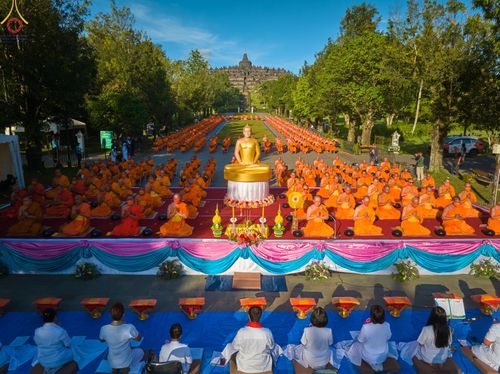 ภาพ No.68339:พิธีตักบาตร ณ พระมหาเจดีย์บรมพุทโธ ประเทศอินโดนีเซีย วันที่ 18 ธันวาคม พ.ศ. 2565