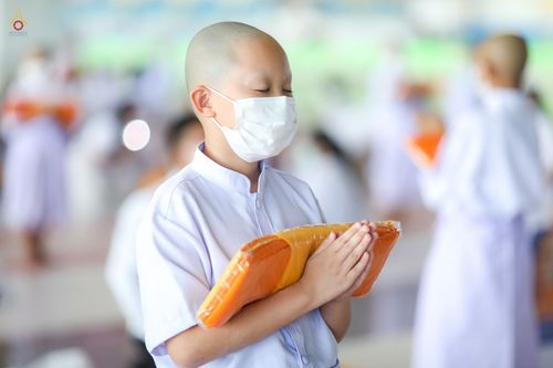 ภาพ No.44286:ประมวลภาพพิธีเวียนประทักษิณ, พิธีวันทาพระมหาธรรมกายเจดีย์ และพิธีขอขมารับผ้าไตร โครงการบวชภาคฤดูร้อน พ.ศ. 2565