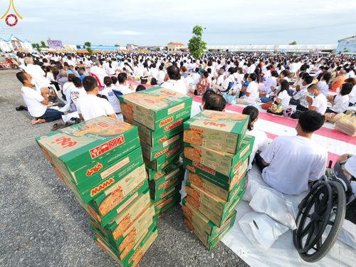 ภาพ No.49567:ประมวลภาพพิธีตักบาตรพระสงฆ์ 1,091 รูป เนื่องในวันแม่แห่งชาติ ณ ตลาดจัมโบ้ ชุดที่ 2