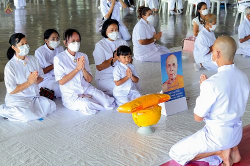 ภาพ No.47613:ประมวลภาพพิธีขอขมาและมอบผ้าไตร โครงการบรรพชาอุปสมบทหมู่ รุ่นเข้าพรรษา 2565