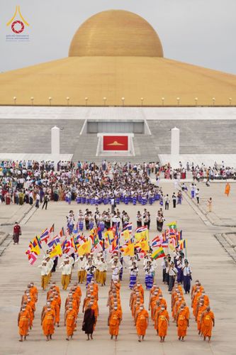 ภาพ No.52126:ประมวลภาพพิธีตักบาตรมิตรภาพไทย-เมียนมาร์ 105 รูป ณ วัดพระธรรมกาย