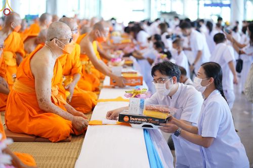 ภาพ No.48268:ประมวลภาพพิธีถวายผ้าอาบน้ำฝน และประทีปโคมไฟ เนื่องในวันอาสาฬหบูชา ประจำปี 2565