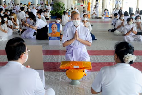 ภาพ No.47614:ประมวลภาพพิธีขอขมาและมอบผ้าไตร โครงการบรรพชาอุปสมบทหมู่ รุ่นเข้าพรรษา 2565