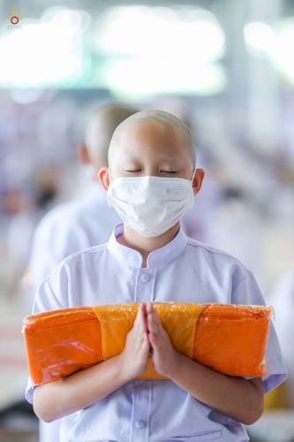 ภาพ No.44288:ประมวลภาพพิธีเวียนประทักษิณ, พิธีวันทาพระมหาธรรมกายเจดีย์ และพิธีขอขมารับผ้าไตร โครงการบวชภาคฤดูร้อน พ.ศ. 2565