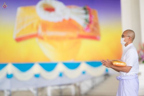 ภาพ No.44289:ประมวลภาพพิธีเวียนประทักษิณ, พิธีวันทาพระมหาธรรมกายเจดีย์ และพิธีขอขมารับผ้าไตร โครงการบวชภาคฤดูร้อน พ.ศ. 2565