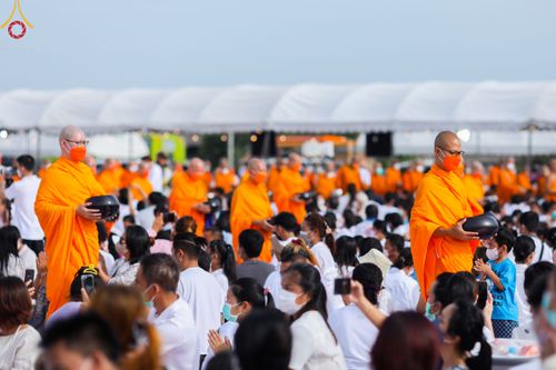 ภาพ No.49566:ประมวลภาพพิธีตักบาตรพระสงฆ์ 1,091 รูป เนื่องในวันแม่แห่งชาติ ณ ตลาดจัมโบ้ ชุดที่ 2