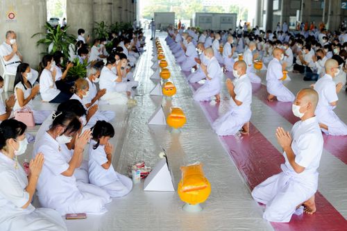 ภาพ No.47615:ประมวลภาพพิธีขอขมาและมอบผ้าไตร โครงการบรรพชาอุปสมบทหมู่ รุ่นเข้าพรรษา 2565