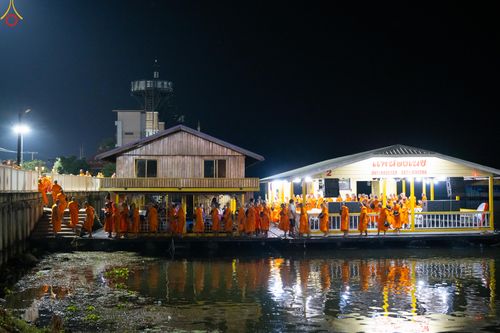 ภาพ No.282530:วันเสาร์ที่ 20 ธันวาคม พ.ศ.2568 พิธีตักบาตรพระ 10,000 รูป (ชุด 2) เนื่องในโอกาส 194 ปี จังหวัดกาญจนบุรี และอุทิศส่วนกุศลให้แด่บรรพชนทั้งหลาย บริเวณถนนสองแคว (Skywalk) เมืองกาญจนบุรี