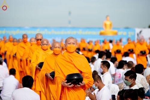 ภาพ No.49563:ประมวลภาพพิธีตักบาตรพระสงฆ์ 1,091 รูป เนื่องในวันแม่แห่งชาติ ณ ตลาดจัมโบ้ ชุดที่ 2