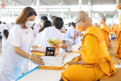 ภาพ No.48269:ประมวลภาพพิธีถวายผ้าอาบน้ำฝน และประทีปโคมไฟ เนื่องในวันอาสาฬหบูชา ประจำปี 2565