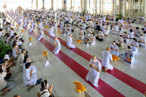 ภาพ No.47616:ประมวลภาพพิธีขอขมาและมอบผ้าไตร โครงการบรรพชาอุปสมบทหมู่ รุ่นเข้าพรรษา 2565