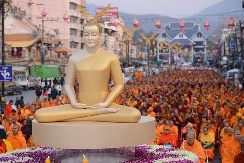 ภาพ No.15810:ประมวลภาพตักบาตรพระ 3 แผ่นดิน พระ 10,000 รูป ปีที่ 2 จ.เชียงราย